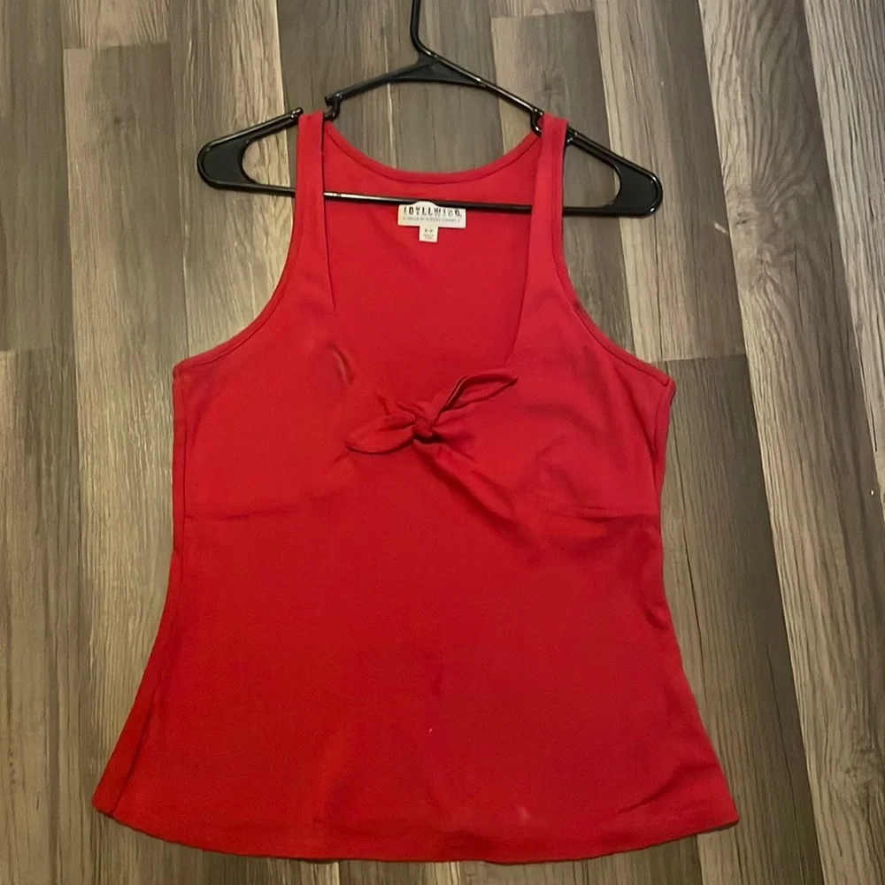 Red tank - Picture 1 of 4